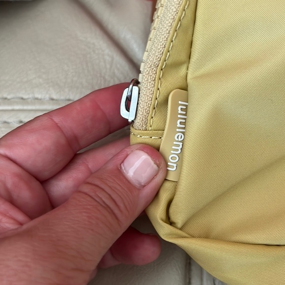 Last one!! NWT Lululemon Everywhere Belt Bag - Picture 7 of 10